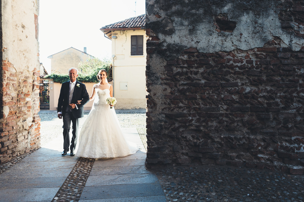 Il padre accompagna la figlia sino in chiesa